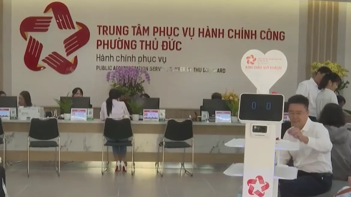 Robot làm lễ tân phục vụ hành chính